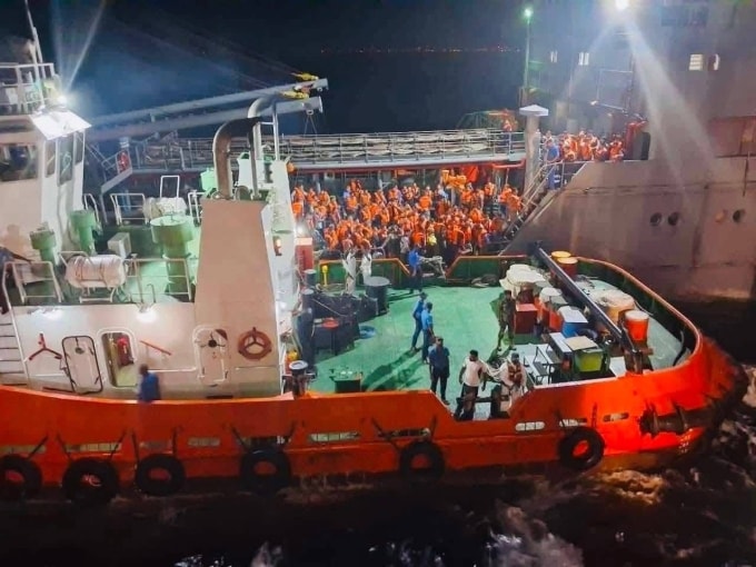 Sri Lanka di dời thủy thủ trên tàu tiếp vận  IRIS Bushehr (phía sau) của hải quân Iran hôm 5/3. Ảnh: X/Vidharshana Fernando