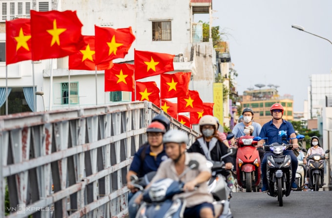 Đường phố TP HCM rực rỡ màu cờ dịp kỷ niệm 50 năm ngày thống nhất đất nước, tháng 4/2025. Ảnh: Khương Nguyễn