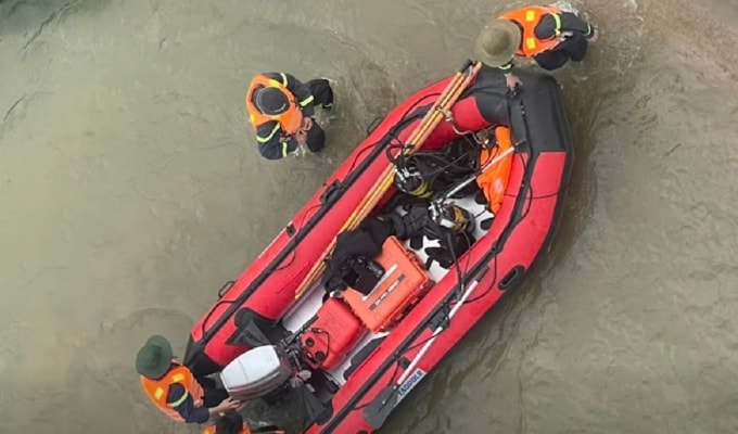 Phòng Cảnh sát Phòng cháy chữa cháy dùng cano chuyên dụng để tìm rựa bị phi tang dưới sông Trà Khúc. Ảnh: Công an Quảng Ngãi