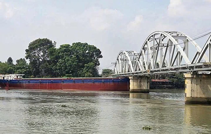 Sà lan bị kẹt dưới gầm cầu Ghềnh. Ảnh: Thái Hà