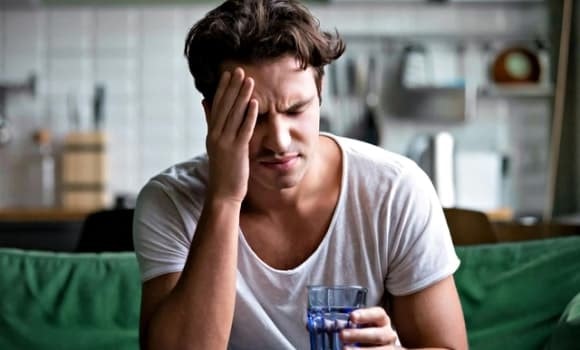 Dấu hiệu cảnh báo cơ thể gặp nguy hiểm sau khi uống rượu, bia cần đề phòng - Ảnh 1.