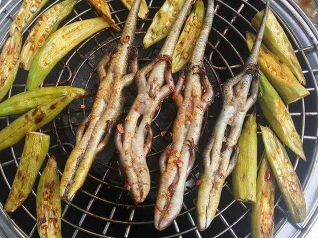 Đặc sản nhìn "sợ khiếp vía" xưa không dám ăn nay 350.000 đ/kg vẫn có người xuống tiền - Ảnh 4.