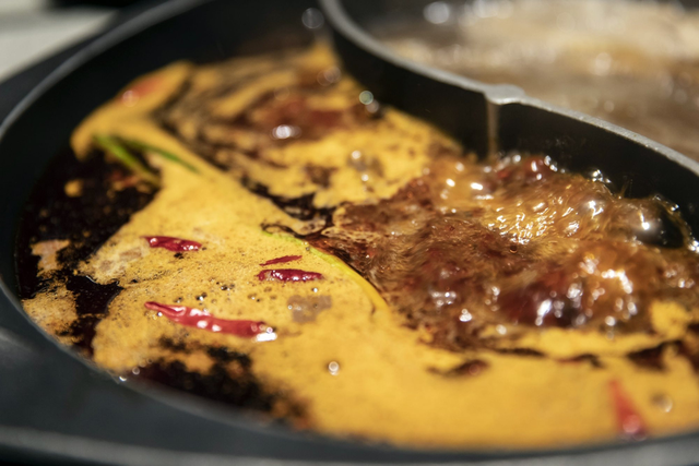 Người phụ nữ 47 tuổi tử vong sau khi ăn canh, bác sĩ cảnh báo thói quen là "sát thủ thầm lặng" - Ảnh 1.