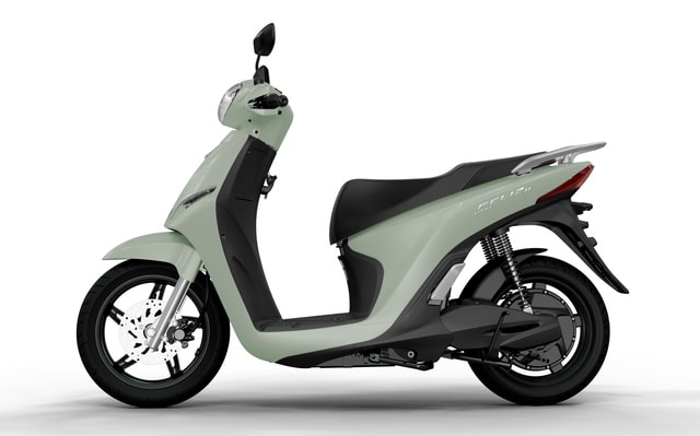 Tài xế dịch vụ chốt cọc sớm xe máy điện VinFast sau cú tăng sốc của giá xăng - Ảnh 1.