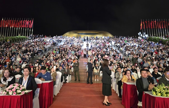 Ngàn người đội mưa xem khai mạc tháng trải nghiệm du lịch Lâm Đồng năm 2025- Ảnh 1.