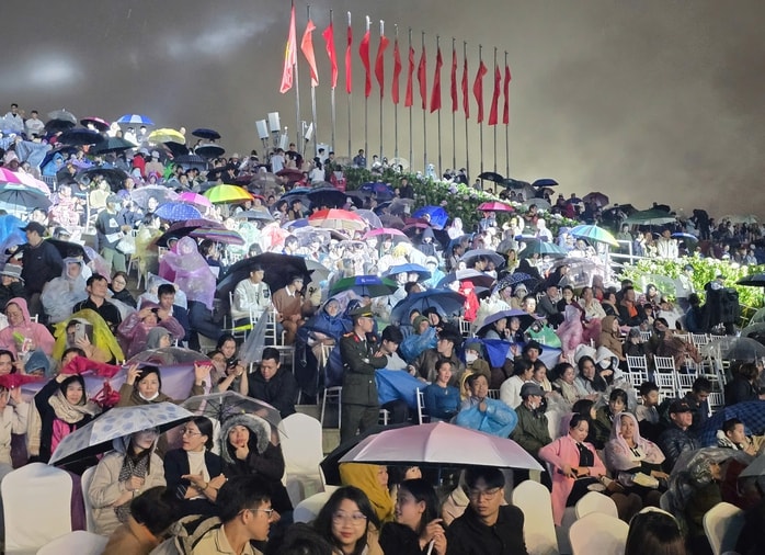 Ngàn người đội mưa xem khai mạc tháng trải nghiệm du lịch Lâm Đồng năm 2025- Ảnh 4.