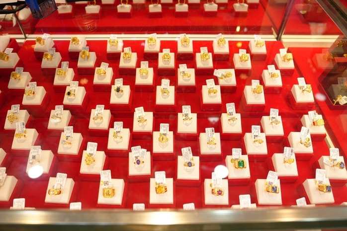 Giá vàng miếng SJC tăng trở lại Dù giá vàng thế giới tiếp tục giảm sâu - Ảnh 2.