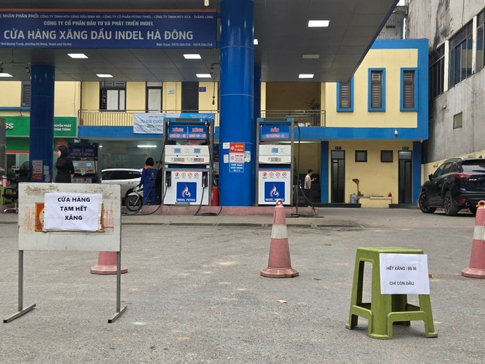 Cửa hàng xăng dầu Hà Nội bán lại sau thời gian khan hiếm xăng - Ảnh 3.