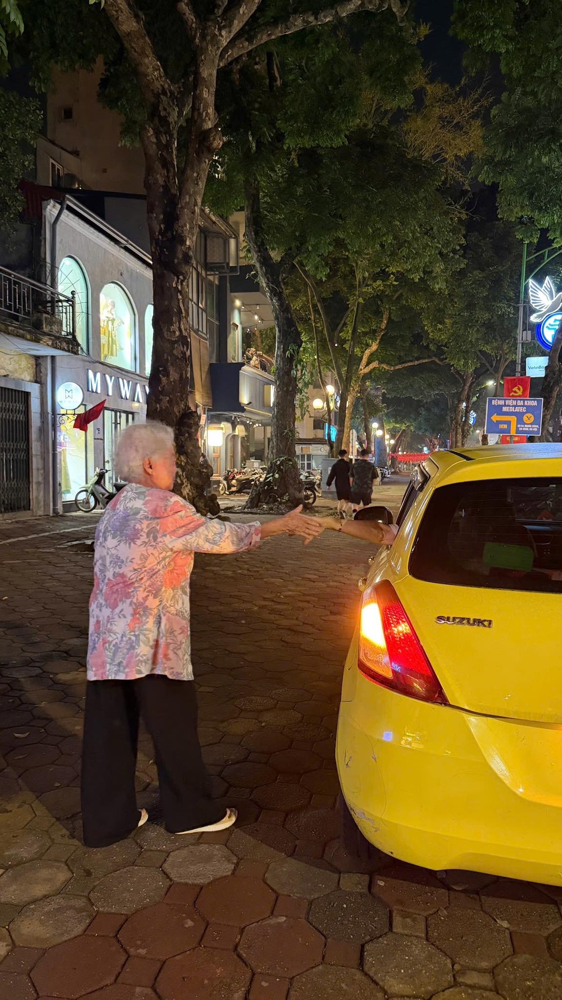 Nhan sắc NSƯT Lê Vi sau nhiều năm sinh sống ở Pháp- Ảnh 10.