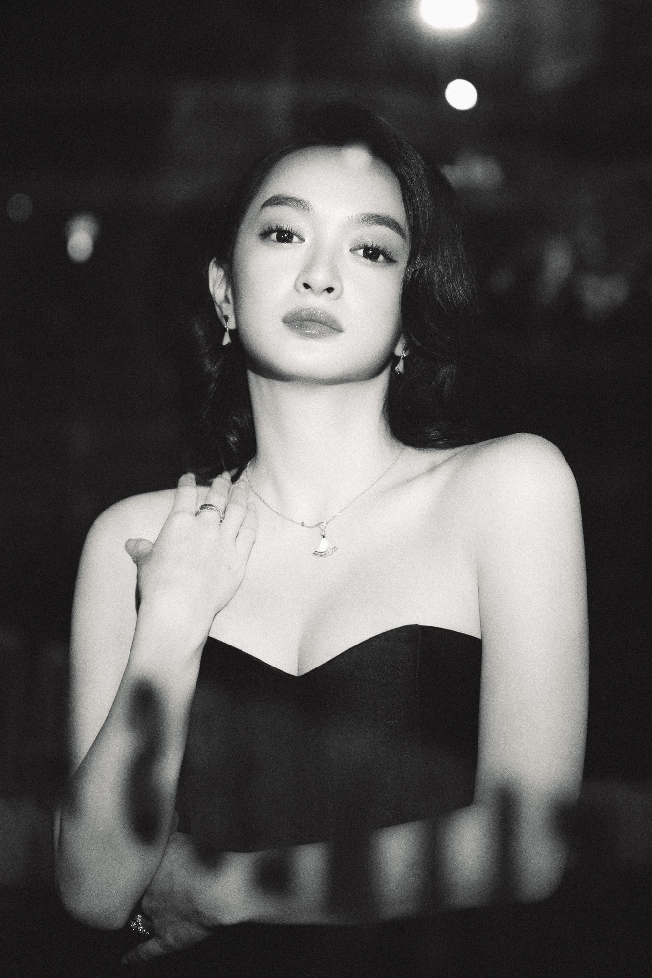 Thời gian qua, Kaity Nguyễn trưởng thành hơn về hình ảnh. Mỗi lần xuất hiện ở các sự kiện, cô chọn phong cách nữ tính, gợi cảm, nhận được nhiều lời khen của người hâm mộ.