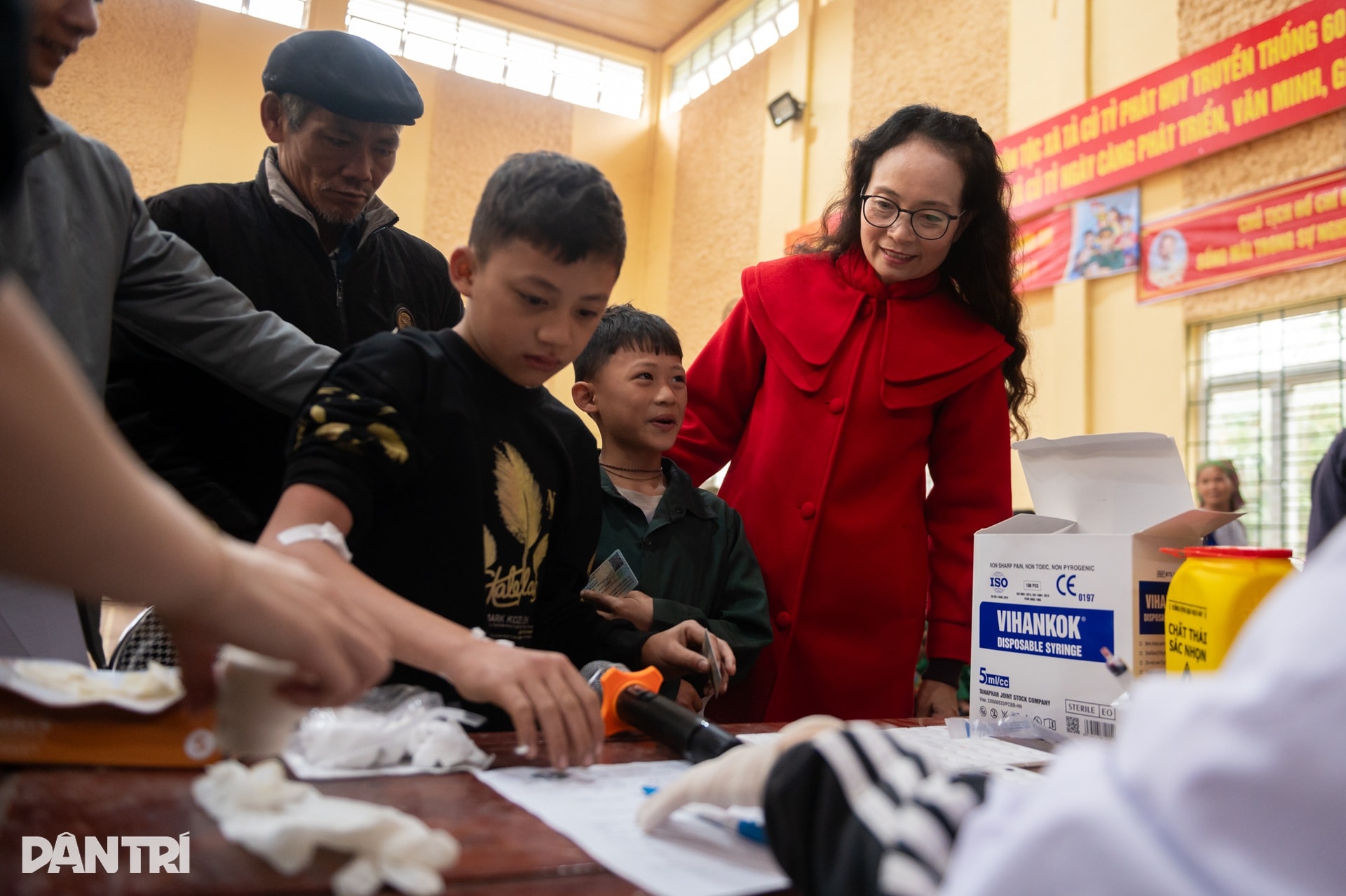 Vượt 300km mang y tế tuyến cuối đến đồng bào xã nghèo vùng cao - 4