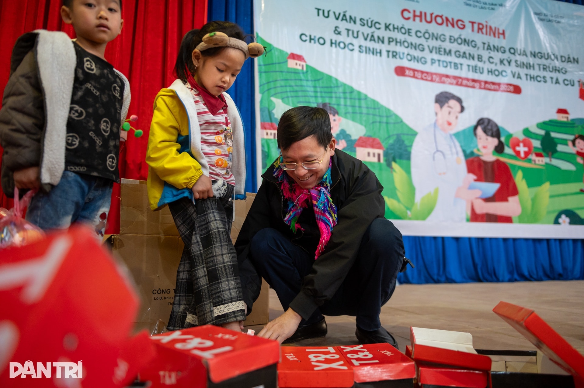 Vượt 300km mang y tế tuyến cuối đến đồng bào xã nghèo vùng cao - 7