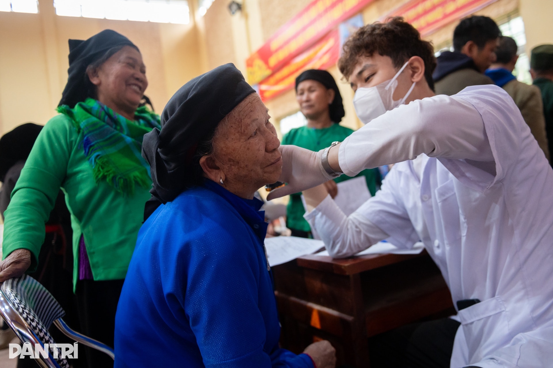 Vượt 300km mang y tế tuyến cuối đến đồng bào xã nghèo vùng cao - 8