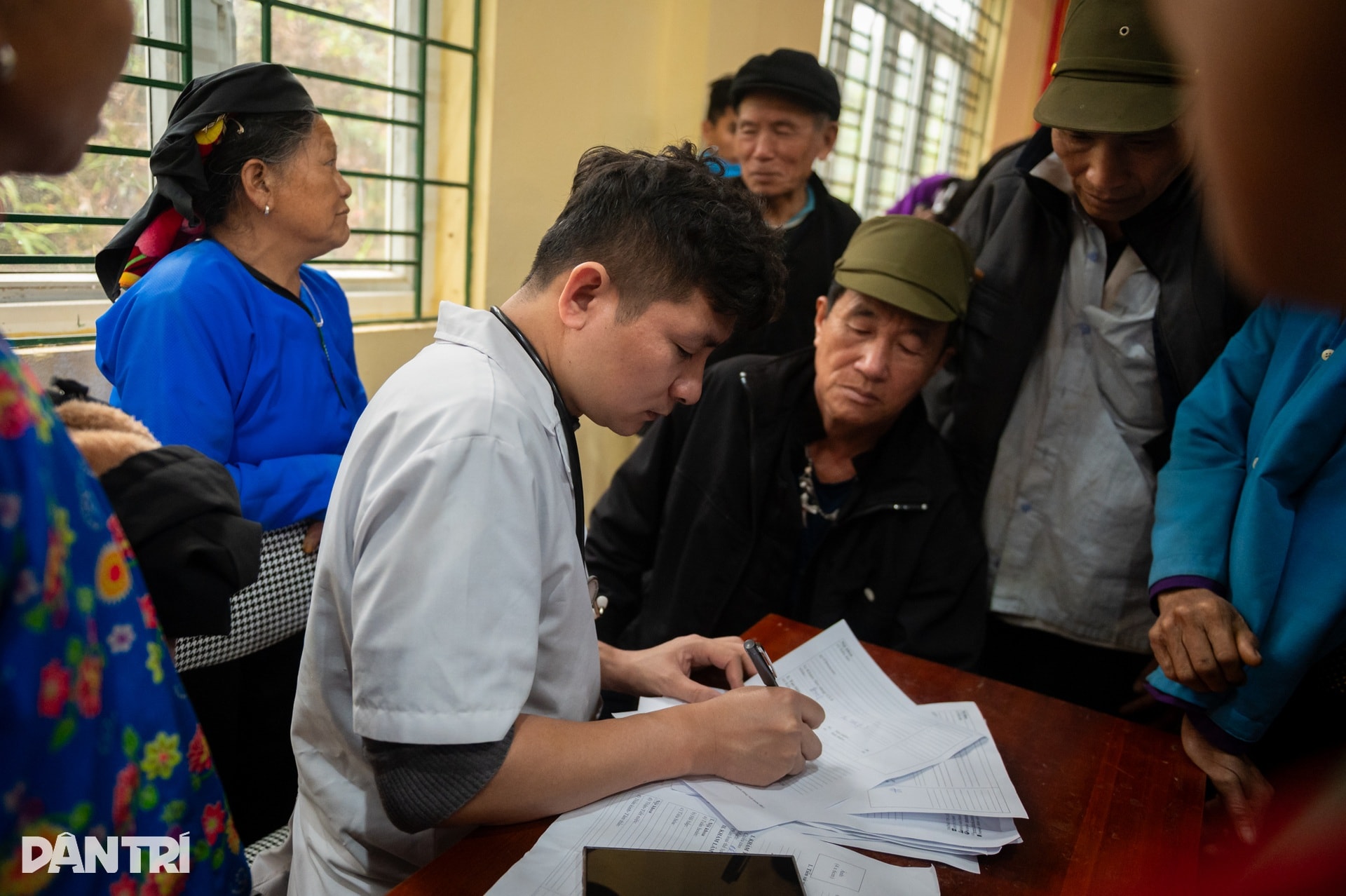 Vượt 300km mang y tế tuyến cuối đến đồng bào xã nghèo vùng cao - 13