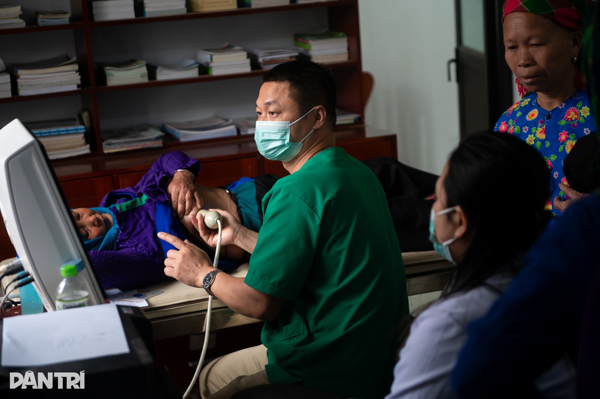 Vượt 300km mang y tế tuyến cuối đến đồng bào xã nghèo vùng cao - 10