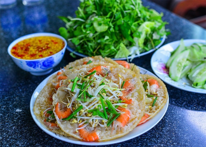 Bánh xèo miền Trung thường có kích thước nhỏ hơn miền Nam. Ảnh: Michelin Guide