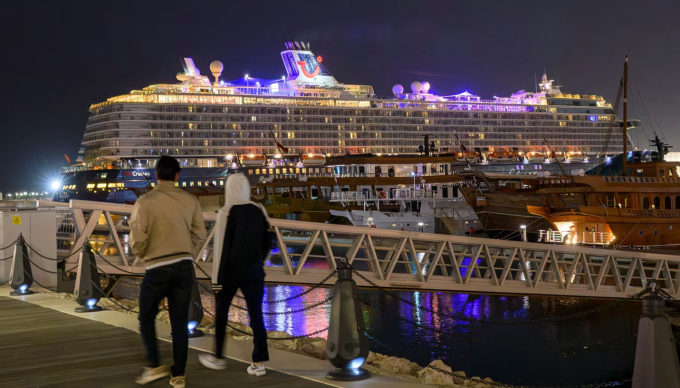 Cuộc sống của những du khách mắc kẹt nhiều ngày ở Trung Đông