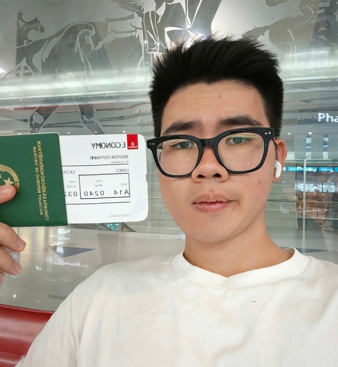 Duy An tại sân bay Dubai trước khi về nước. Ảnh: NVCC