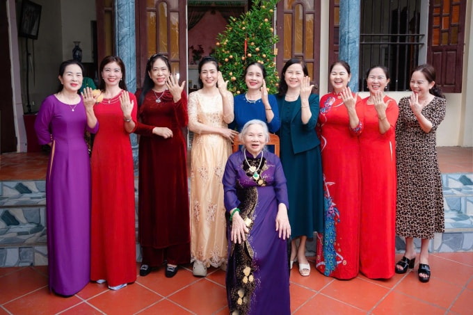 Cụ Lành chụp ảnh kỷ niệm cùng các con, sau khi tặng vàng, hôm 1/3. Ảnh: Huyền Leggy