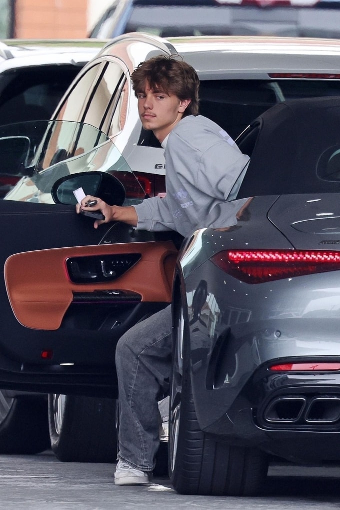 Jayden - con út của Britney Spears - lái xe Mercedes đến biệt thự của mẹ hôm 6/3. Chiếc xe được cho là món quà ca sĩ tặng cho con năm ngoái. Ảnh: Backgrid