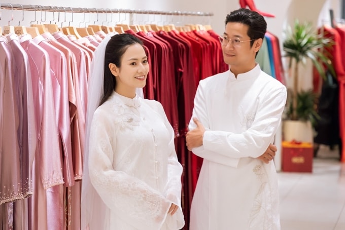 Vợ chồng Việt Hoa - Trọng Trí thử áo dài. Ảnh: Nhân vật cung cấp
