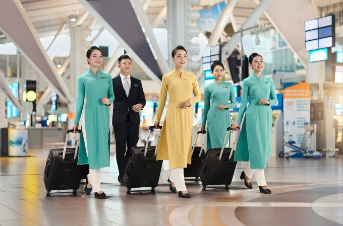 Tiếp viên và phi công hãng hàng không Vietnam Airlines trước giời khởi hàng lên máy bay. Ảnh: VNA