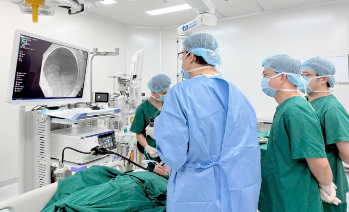 Bác sĩ Minh Hùng nội soi cắt cơ vòng thực quản cho Đăng. Ảnh: Bệnh viện cung cấp
