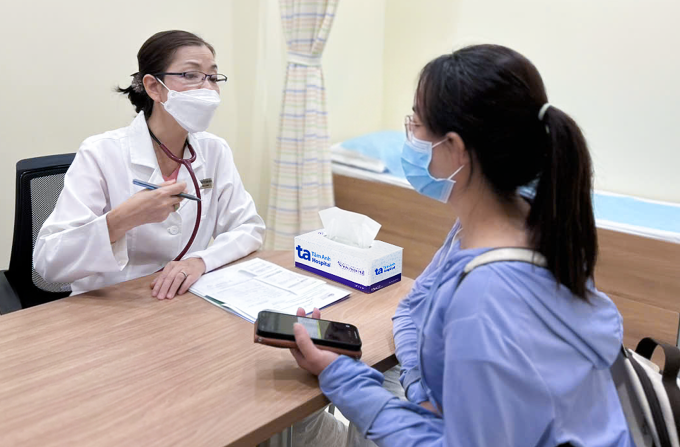 BS.CKI Trịnh Thị Thanh Ngân tư vấn cho phụ huynh về cách phòng ngừa bệnh viêm hô hấp cho trẻ tại Phòng khám Đa khoa Tâm Anh Quận 7. Ảnh: Minh Tâm