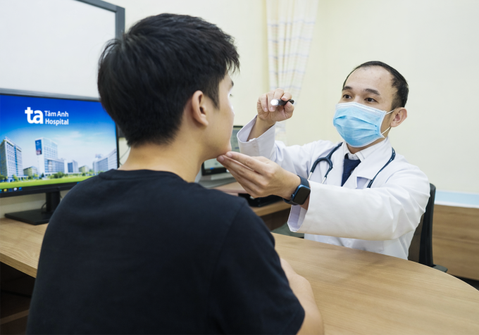 Bác sĩ Thuận thăm khám cho một nam thanh niên. Ảnh minh họa: Bệnh viện Đa khoa Tâm Anh