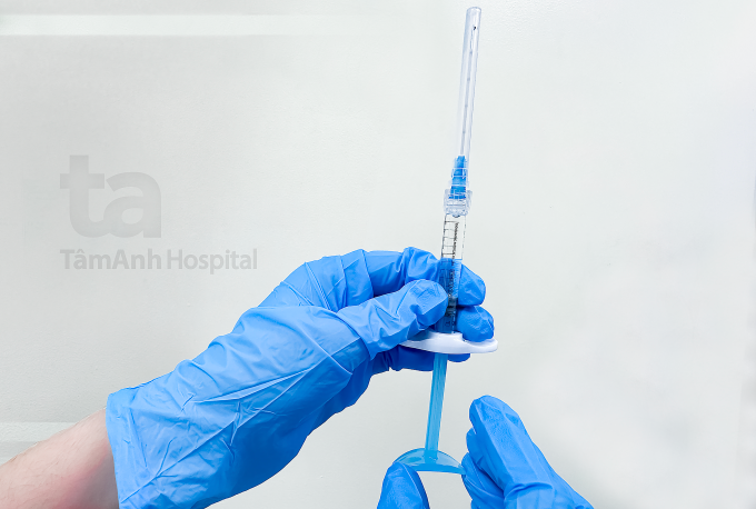 Bác sĩ chuẩn bị filler trước tiêm. Ảnh minh họa: Phòng khám Đa khoa Tâm Anh Quận 7