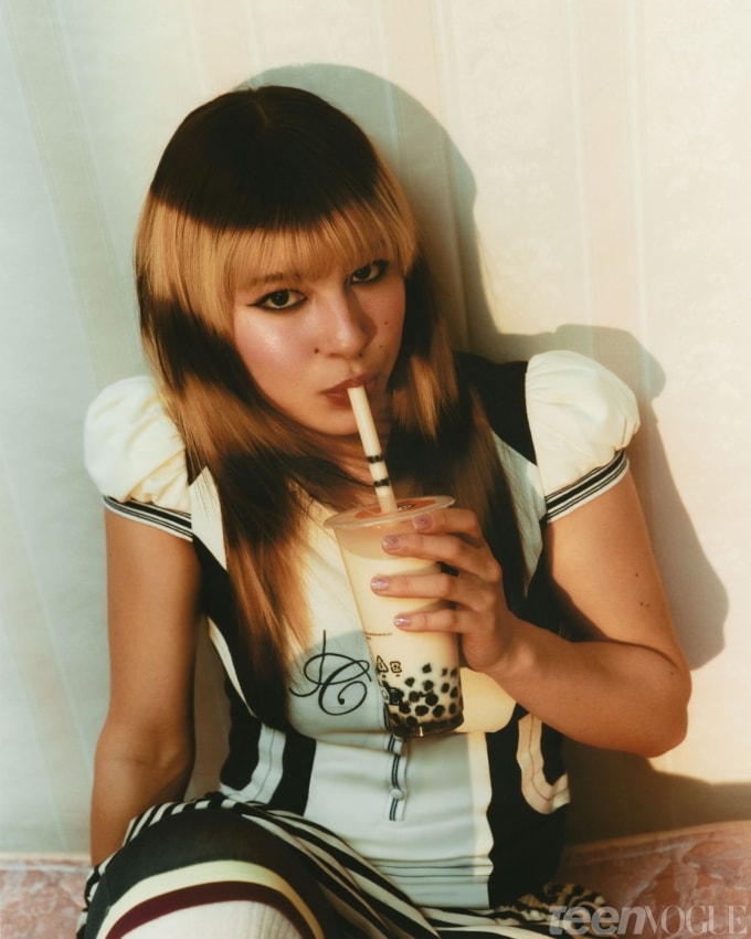 Alysa Liu uống trà sữa trân châu, mặc áo và quần legging của JC The Label cùng chân váy của Blondita. Ảnh: Teen Vogue