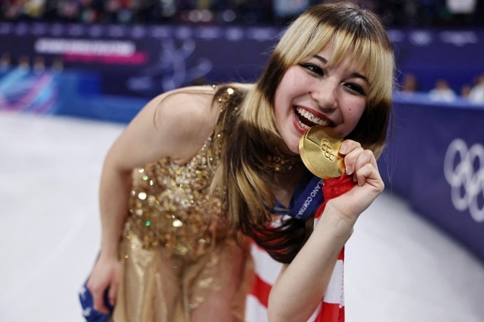 Alysa Liu mừng HC vàng nội dung trượt băng nghệ thuật đơn nữ ở Olympic mùa Đông trên sân băng Milano, Italy tối 19/2/2026. Ảnh: Reuters