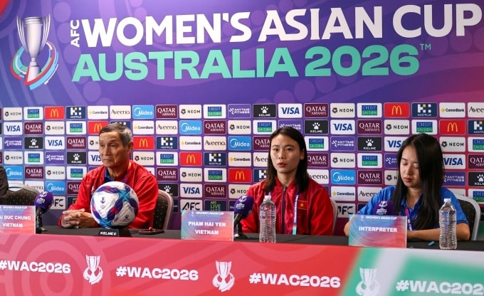 HLV Mai Đức Chung và tiền đạo Hải Yến tham dự họp báo trước trận Việt Nam - Đài Loan ở bảng C VCK giải vô địch nữ châu Á 2026, chiều 6/3. Ảnh: VFF