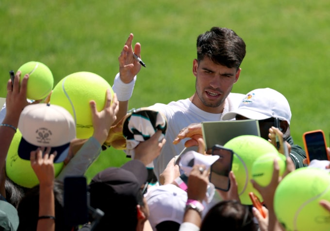 Alcaraz giao lưu với người hâm mộ trong một buổi tập trước thềm giải Indian Wells Master tại California, Mỹ ngày 5/3. Ảnh: AFP