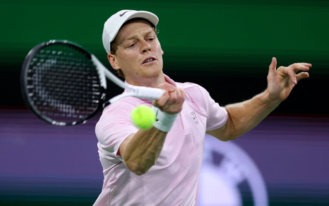 Tay vợt Italy Jannik Sinner trả bóng trong trận thắng đối thủ CH Czech Dalibor Svrcina ở vòng hai Indian Wells Masters 2026 ngày 6/3. Ảnh: AFP