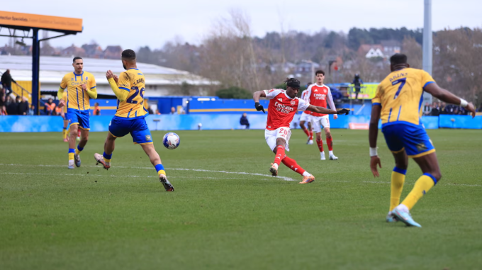 Noni Madueke (áo đỏ) dứt điểm mở tỷ số trong trận Arsenal thắng Mansfield Town 2-1 ở vòng năm Cup FA ngày 7/3/2026. Ảnh: Offside