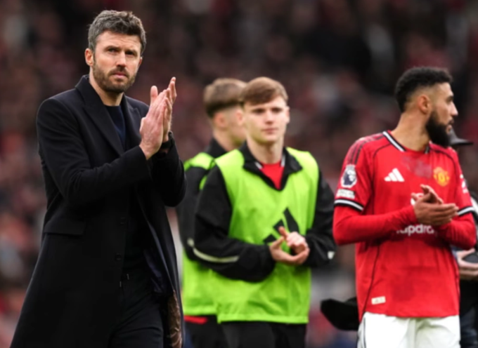 HLV Michael Carrick vỗ tay tri ân người hâm mộ sau trận Man Utd thắng Crystal Palace 2-1 ở vòng 28 Ngoại hạng Anh trên sân Old Trafford, Manchester, Anh ngày 1/3/2026. Ảnh: PA