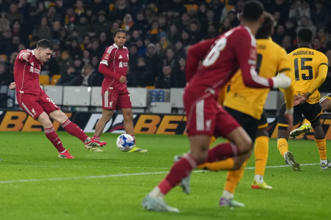 Andy Robertson sút chéo góc mở tỷ số trong trận Liverpool thắng Wolves 3-1 ở vòng năm Cup FA trên sân Molineux, Wolves, Anh ngày 6/3/2026. Ảnh: AP