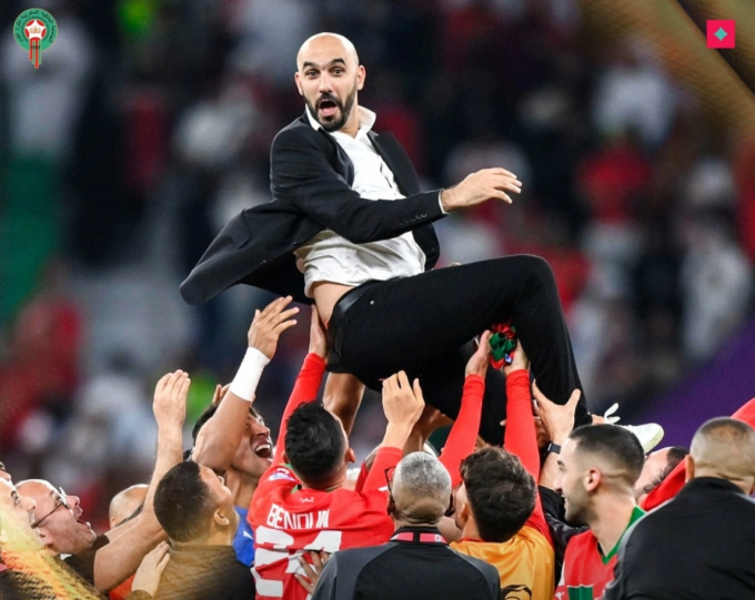 HLV Walid Regragui được các thành viên tuyển Morocco tung hô sau khi thắng Bồ Đào Nha 1-0 tại tứ kết World Cup 2022. Ảnh: FRMF