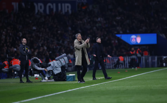 HLV Luis Enrique chỉ đạo trong trận. Ảnh: PSG