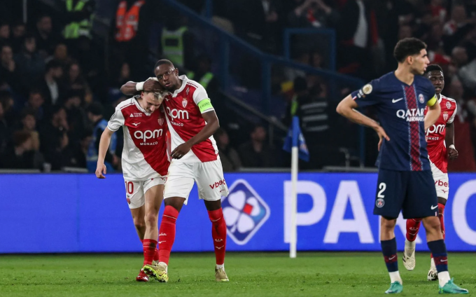 Aleksandr Golovin (trái) mừng bàn trong trận Monaco thắng PSG 3-1 ở vòng 25 Ligue 1 trên sân Parc des Princes, Paris, Pháp ngày 6/3/2026. Ảnh: AFP
