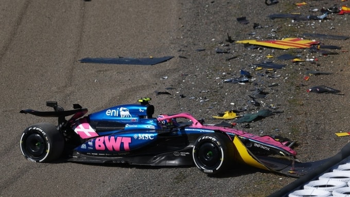 Chiếc xe của Jack Doohan gặp nạn vì bị trượt khỏi đường đua ở khúc cua số 1 tại Suzuka 2025. Ảnh: AFP