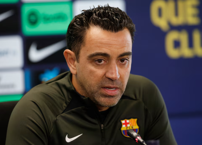 HLV Xavi trong buổi họp báo tại Ciutat Esportiva Joan Gamper, Barcelona, Tây Ban Nha ngày 25/4/2024. Ảnh: Reuters