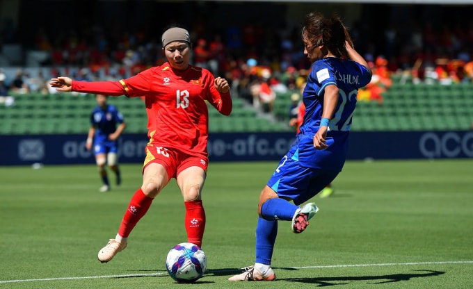 Trung vệ Diễm My trong nỗ lực phòng ngự trước cầu thủ Đài Loan ở lượt thứ hai bảng C VCK giải vô địch nữ châu Á 2026, trưa nay 7/3. Ảnh: AFC