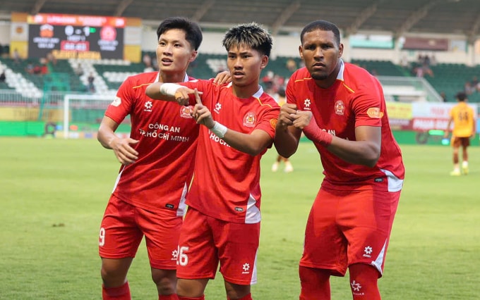 Khoa Ngô (giữa) mừng bàn thắng duy nhất giúp Công an TP HCM thắng HAGL 1-0 ở vòng 15 V-League 2025-2026, tối 7/3. Ảnh: Thanh Hóa
