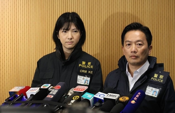 Ô Khải Ninh (trái) trong buổi họp báo về việc bắt giữ Mai Diệu Cường, phá vụ án giết người từ 37 năm trước. Ảnh: Am730