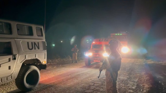 Sĩ quan mũ nồi xanh Việt Nam xuyên đêm bảo vệ dân thường tại điểm nóng. Ảnh: Cục GGHB Việt Nam