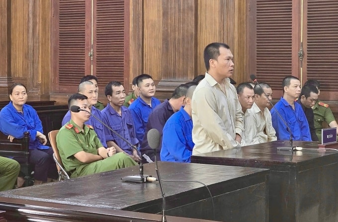 Bị cáo Lê Thị Như Ngọc (ngồi hàng cuối) và các bị cáo khác tại tòa hôm nay. Ảnh: Bình Nguyên