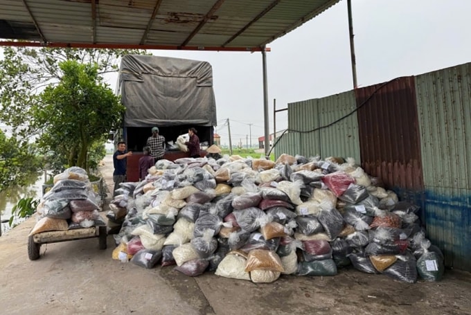 Cảnh sát thu giữ khoảng 100 tấn thực phẩm chức năng giả tại kho của Mạnh. Ảnh: Công an cung cấp