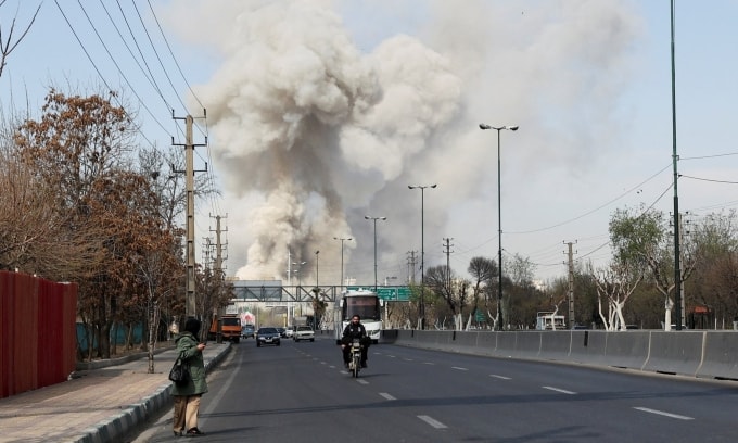 Khói bốc lên sau một vụ nổ tại thủ đô Tehran, Iran, ngày 5/3. Ảnh: Reuters